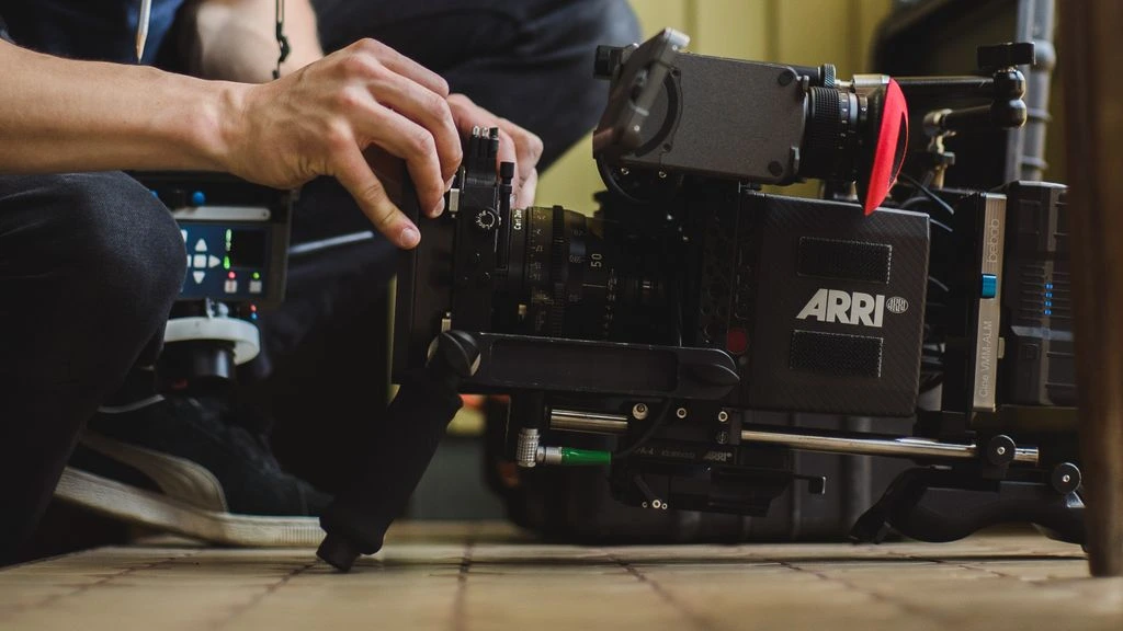 Boîtier ARRI Alexa Mini LF en cours d'inspection sur un établi d'atelier à Lyon