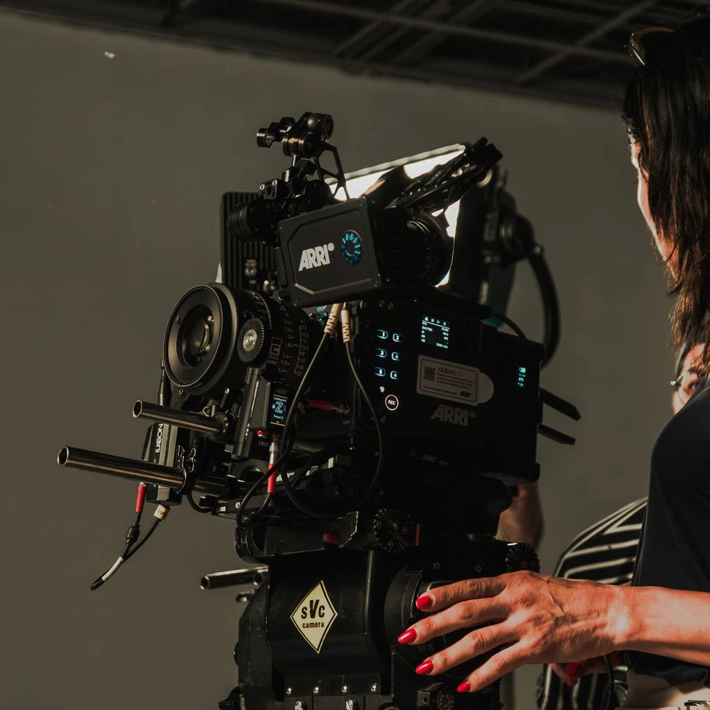 Panneau LED ARRI SkyPanel S60-C suspendu en studio, lumière tungstène.
